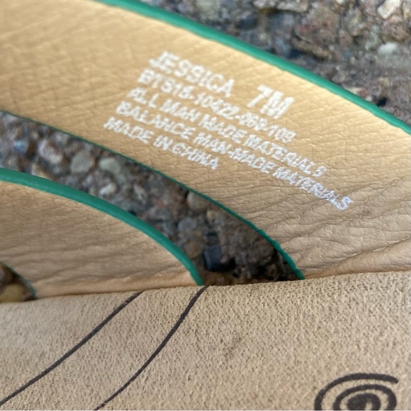 Bare Traps Jessica women green leather scrappy sandals. Size 7M. Used. - Picture 4 of 5